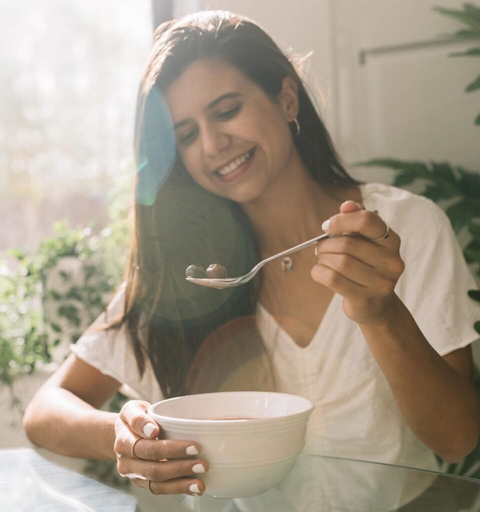 Desayuno nutritivo con avena y frutas.