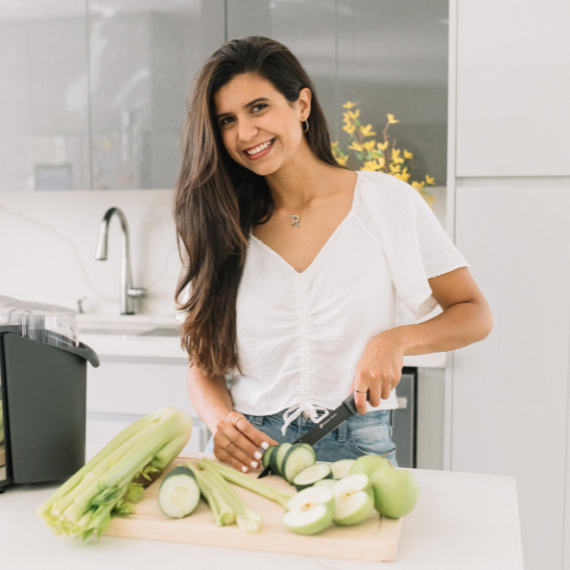 Plato saludable con frutas y verduras frescas.